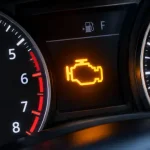 Világító Check Engine lámpa egy autó műszerfalán
